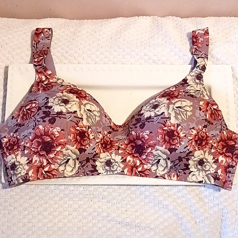 Vince Camuto ⚜️Lavender Floral💐 Wireless Bra with Rose Accents 38C *New*